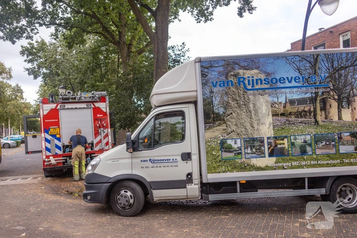 Gevaarlijk hangende tak snel verwijderd