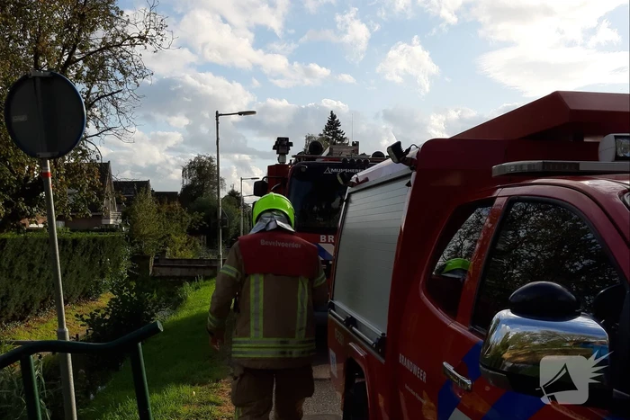 Brandweer bestrijdt brand in schoorsteen