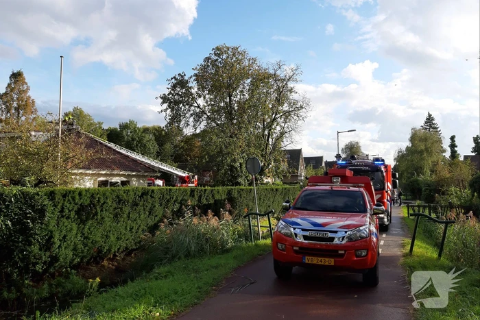 Brandweer bestrijdt brand in schoorsteen