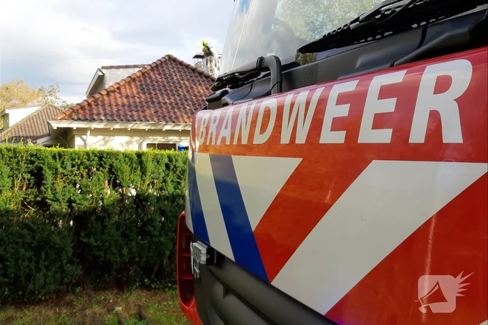 Brandweer bestrijdt brand in schoorsteen