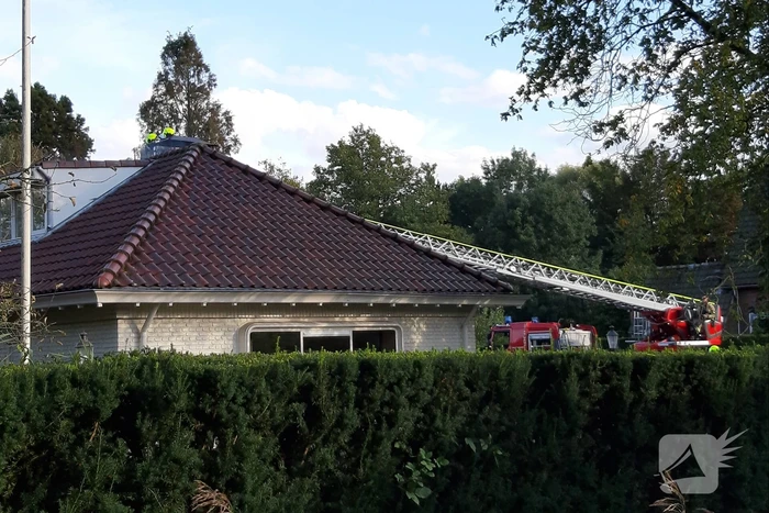 Brandweer bestrijdt brand in schoorsteen