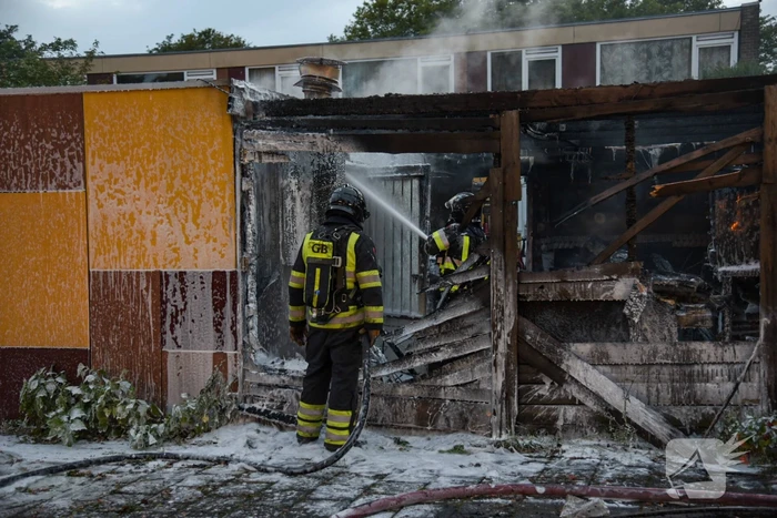Schuur compleet verwoest door flinke brand