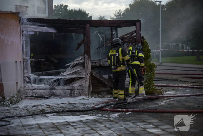 Schuur compleet verwoest door flinke brand