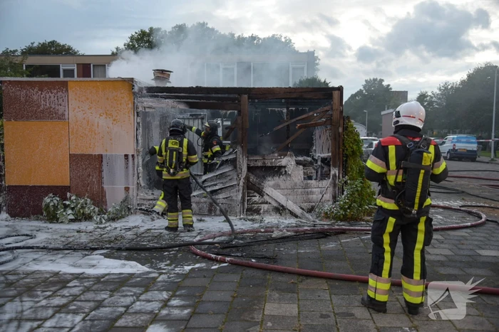 Schuur compleet verwoest door flinke brand