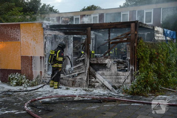 Schuur compleet verwoest door flinke brand