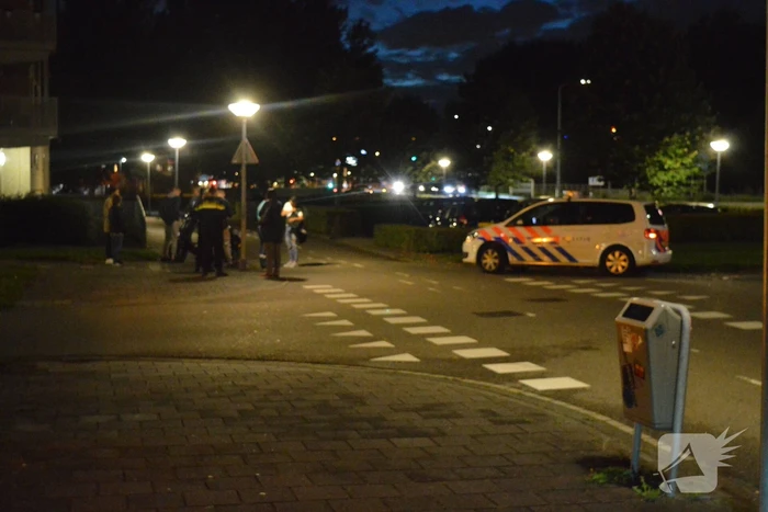 Scooterrijder botst op personenauto