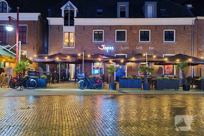 Inval in restaurant door politie, handhaving en arbeidsinspectie