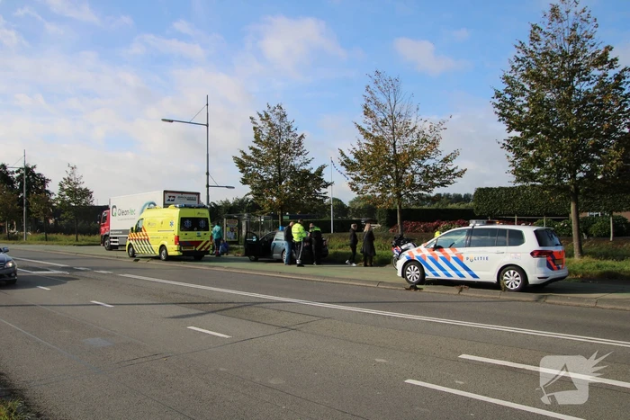 Lesauto en vrachtwagen botsen