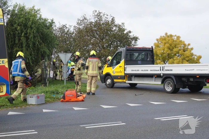 Auto schiet van talud na botsing met bestelbus
