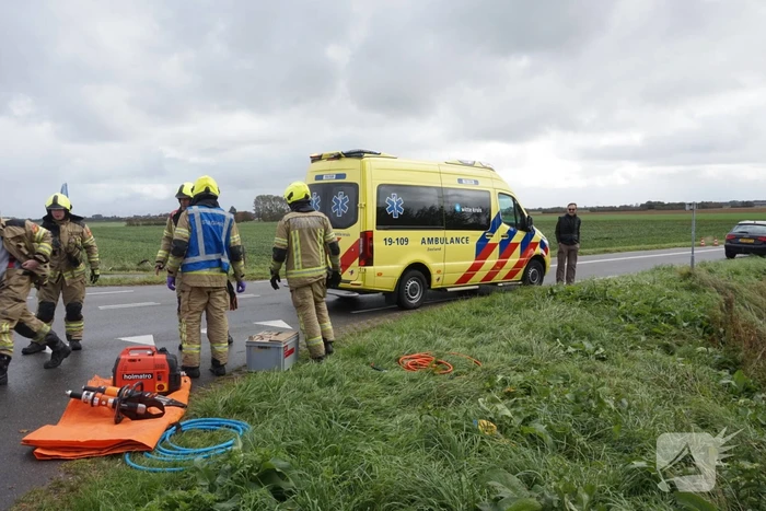 Auto schiet van talud na botsing met bestelbus