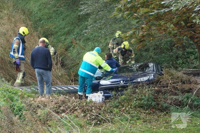 Auto schiet van talud na botsing met bestelbus
