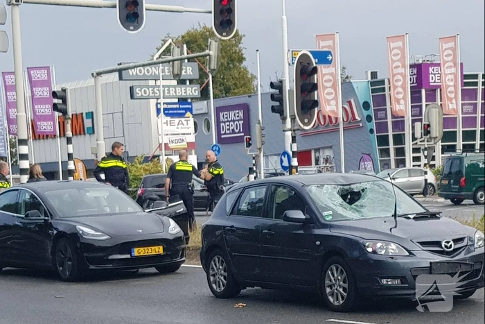 Fietsster zwaargewond bij aanrijding op kruising