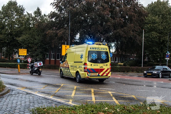 Maaltijdbezorger gaat hard onderuit en raakt gewond