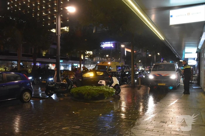 Scooterrijder valt met scooter tegen auto