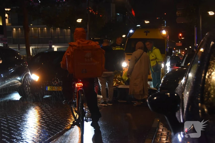 Scooterrijder valt met scooter tegen auto