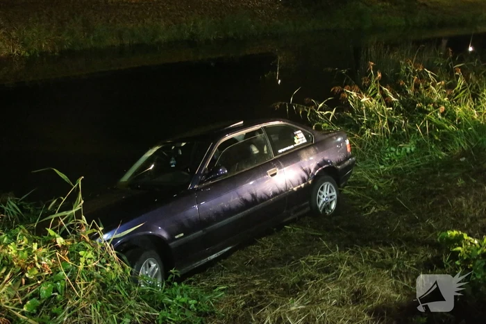 Auto raakt te water bij station