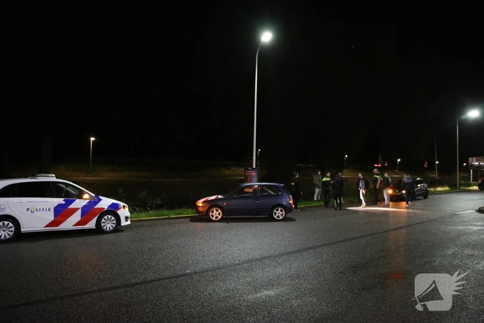 Auto raakt te water bij station