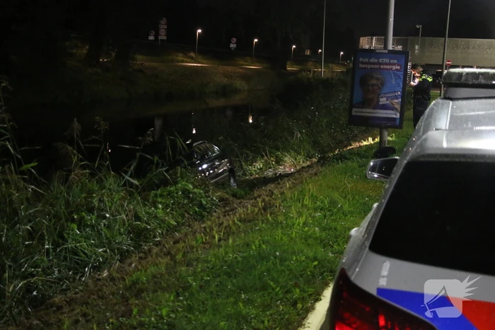 Auto raakt te water bij station