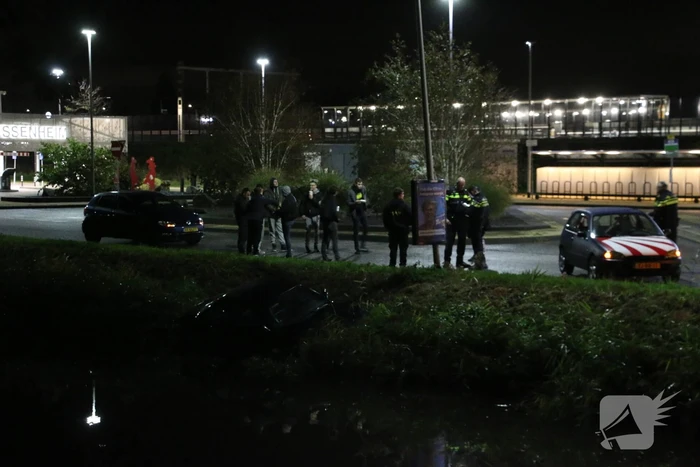 Auto raakt te water bij station