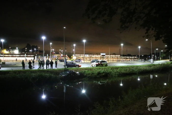 Auto raakt te water bij station