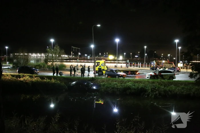 Auto raakt te water bij station