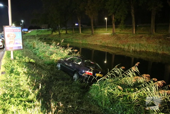 Auto raakt te water bij station