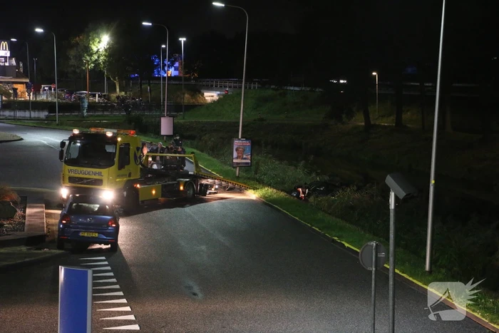 Auto raakt te water bij station