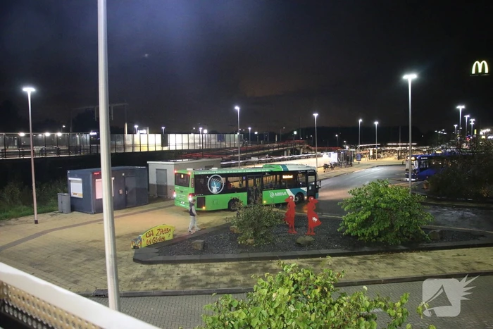 Auto raakt te water bij station