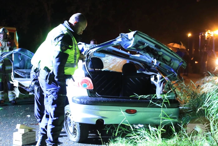 Auto slaat over de kop en raakt boom