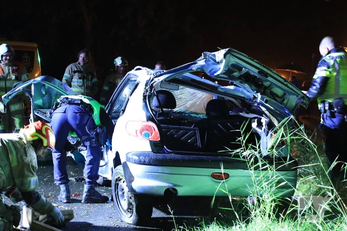 Auto slaat over de kop en raakt boom