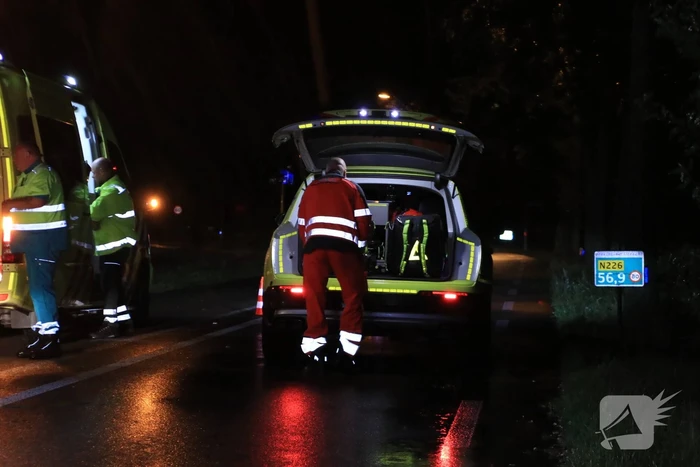 Auto slaat over de kop en raakt boom
