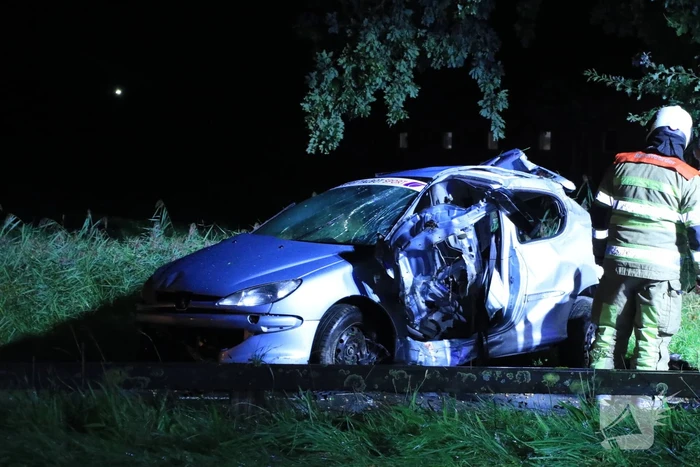 Auto slaat over de kop en raakt boom