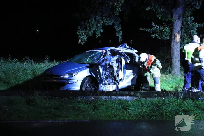 Auto slaat over de kop en raakt boom