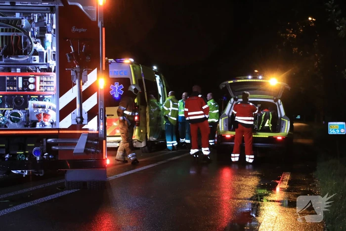 Auto slaat over de kop en raakt boom