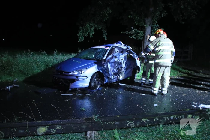 Auto slaat over de kop en raakt boom