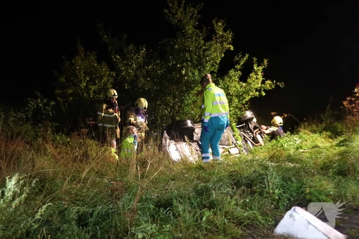 Auto op kop in sloot, bestuurder overleden