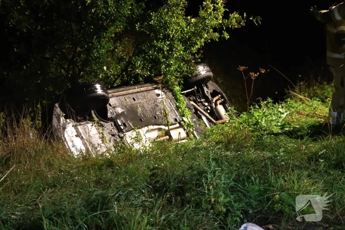 Auto op kop in sloot, bestuurder overleden