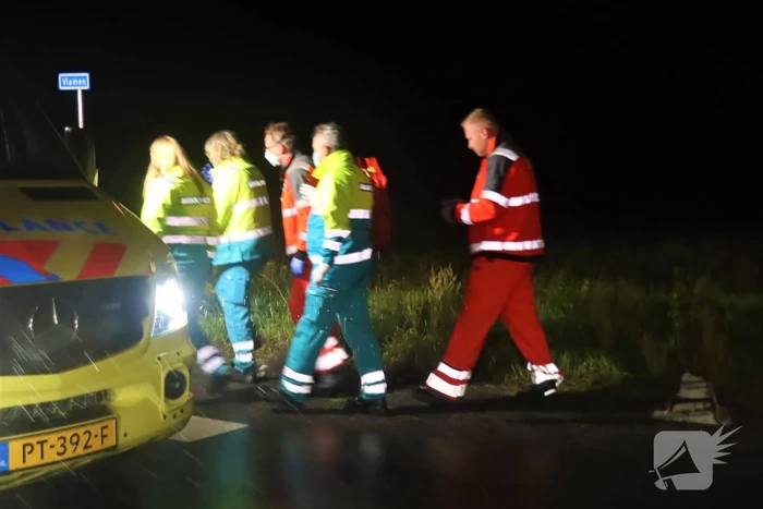Auto op kop in sloot, bestuurder overleden