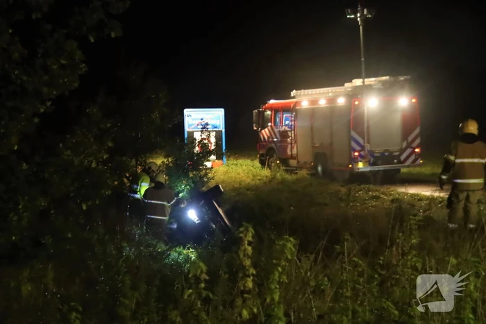 Auto op kop in sloot, bestuurder overleden