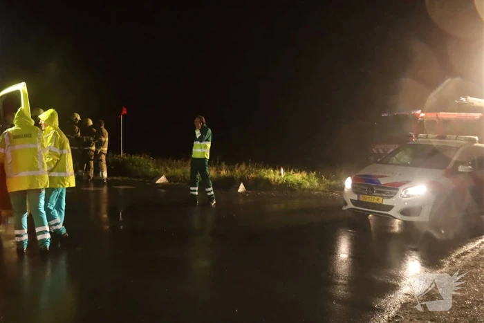 Auto op kop in sloot, bestuurder overleden