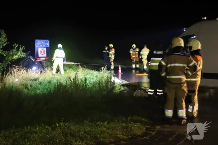Auto op kop in sloot, bestuurder overleden