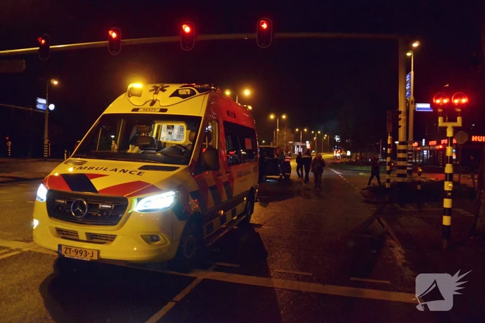 Automobilist rijdt door na aanrijden met taxibus