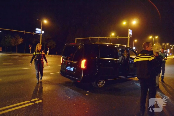 Automobilist rijdt door na aanrijden met taxibus