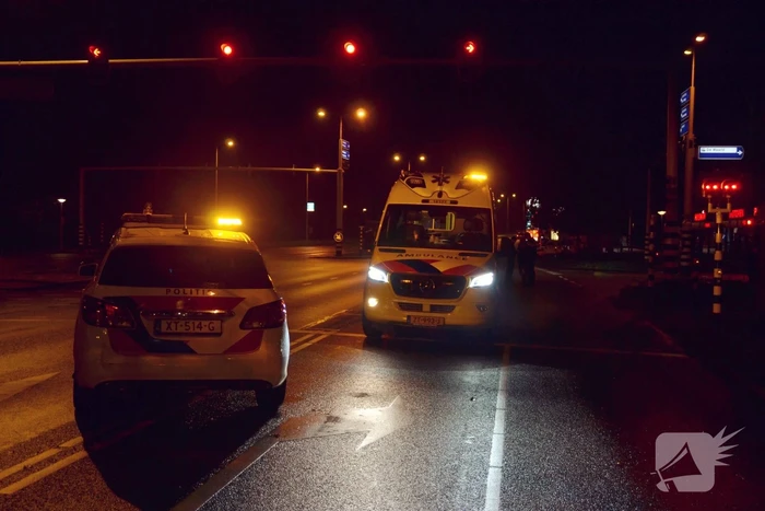 Automobilist rijdt door na aanrijden met taxibus