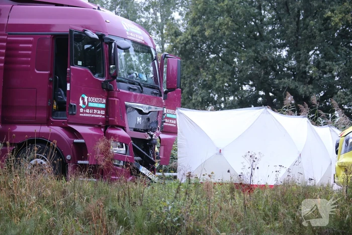 Dodelijk ongeval tussen vrachtwagen en motor