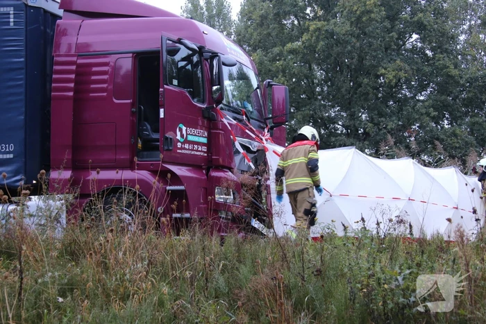 Dodelijk ongeval tussen vrachtwagen en motor