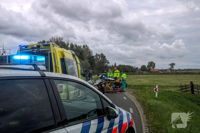 Motorrijder vliegt uit de bocht