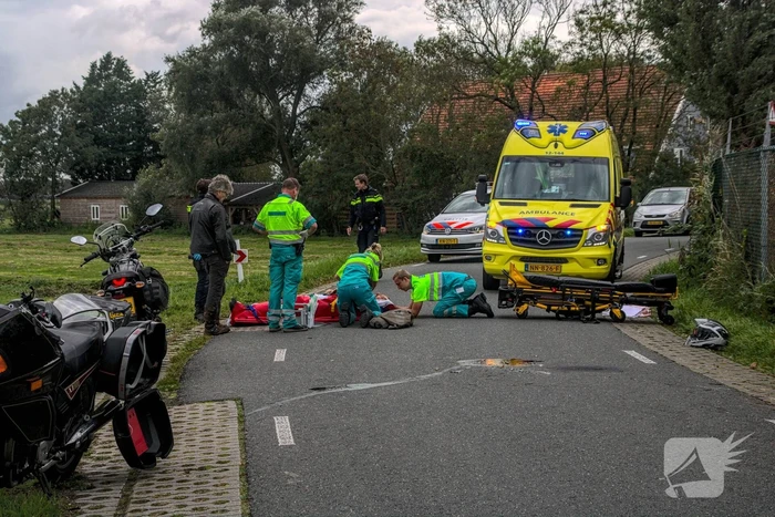 Motorrijder vliegt uit de bocht