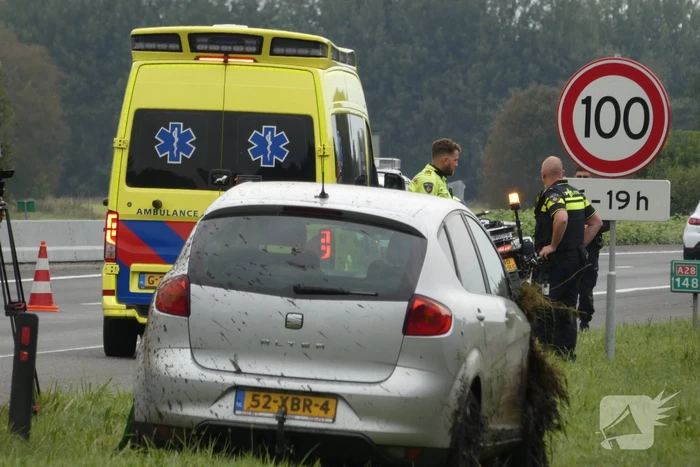 Auto belandt in sloot langs snelweg