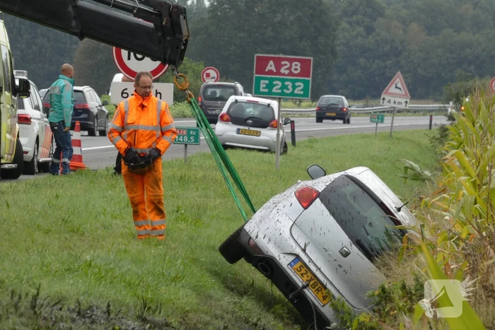 Auto belandt in sloot langs snelweg